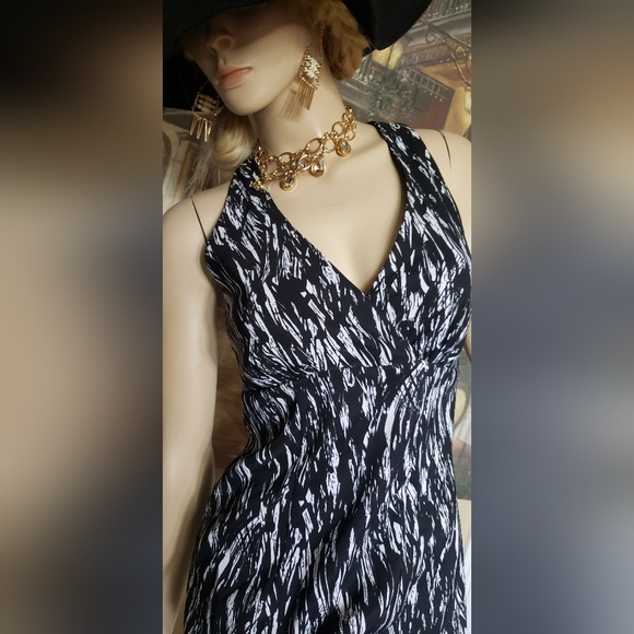 🚨Black and White Connected Apparel Dress🚨 - Picture 4 of 8